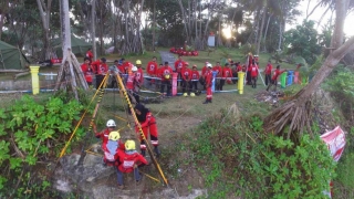 Rappeling dibantu Tripod