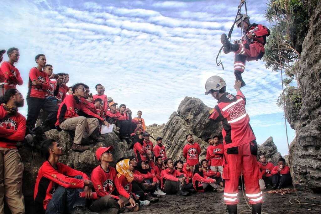 Peserta diklat vertical rescue menyimak penjelasan instruktur.NANA SURYANA