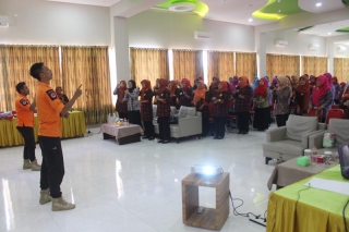 Bernyanyi Lagu Gempa dan Tsunami