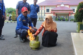 Simulasi memadamkan api yang muncul dari tabung gas