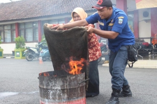 Simulasi memadamkan api dengan alat sederhana