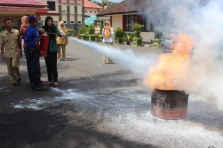 Pemadaman api menggunakan APAR