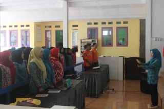 Menyanyikan Lagu Indonesia Raya sebelum kegiatan dimulai