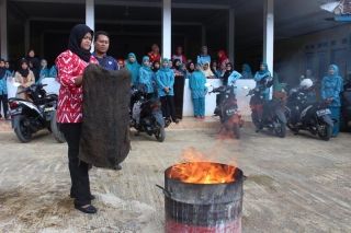 Simulasi memadamakan api dengan alat yang ada disekitar