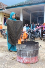 Simulasi memadamakan api dengan alat yang ada disekitar