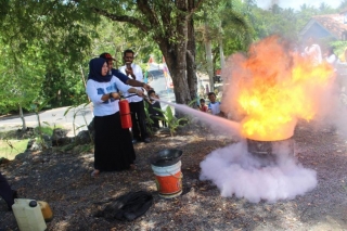 Simulasi pemadaman api menggunakan APAR