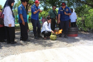 Simulasi memadamkan api yang keluar dari tabung gas