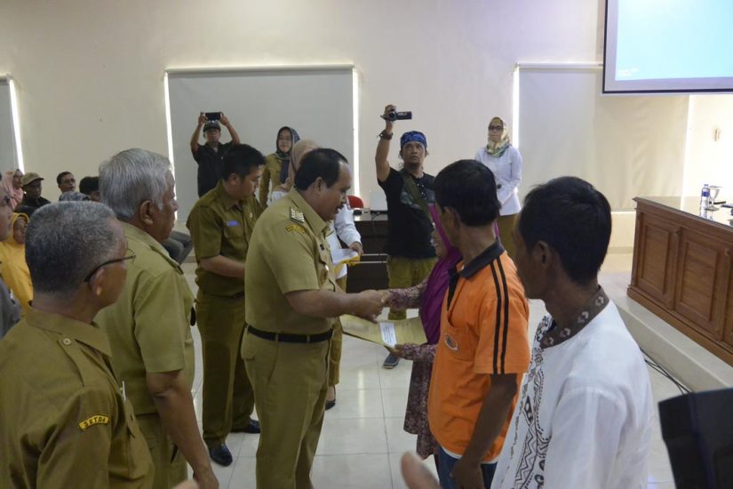 Penyerahan Bansos oleh Bupati