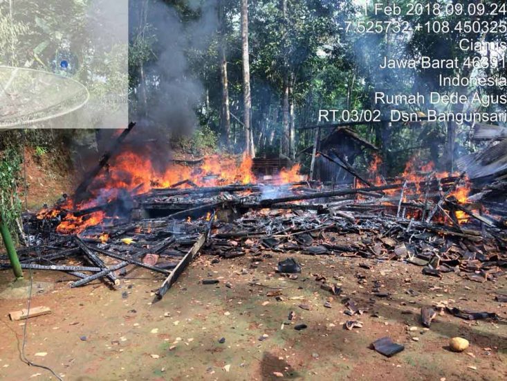 Kobaran api melalap rumah