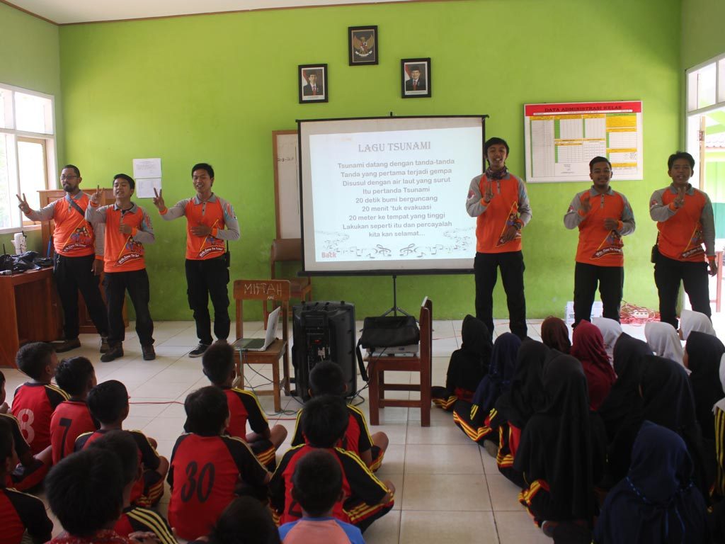 Mencontohkan Gerakan Lagu Tsunami