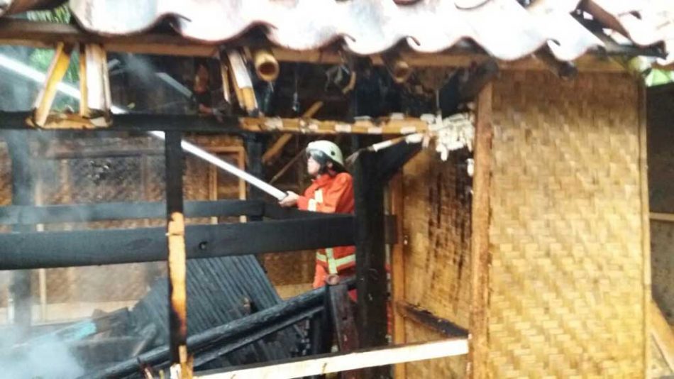 Petugas dari DPKPB Kab. Pangandaran melakukan penanganan