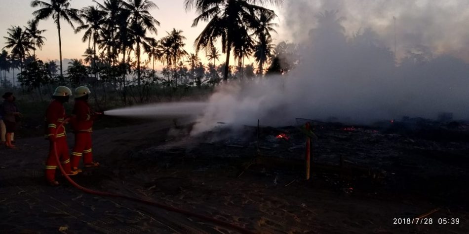 Pemadam Kebakaran sedang melakukan pendinginan