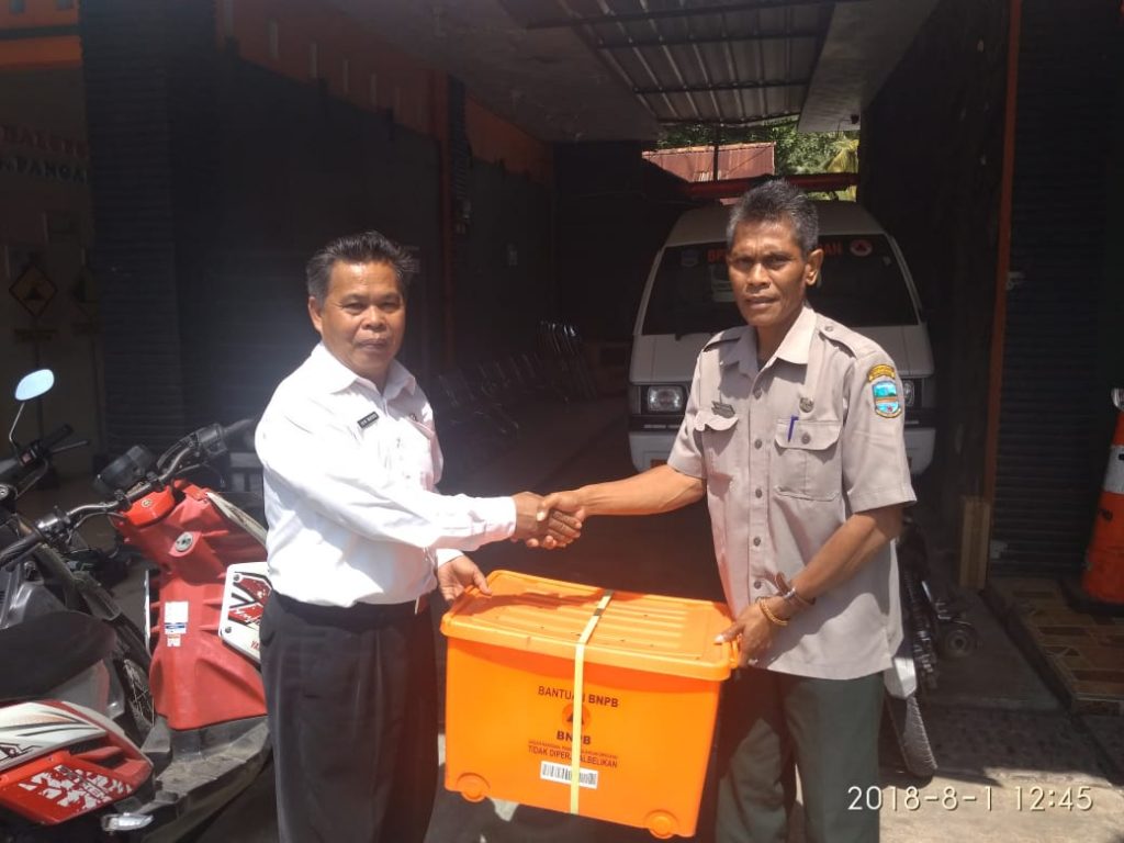 PENYERAHAN BANTUAN LOGISTIK UNTUK KORBAN KEBAKARAN RUMAH DI BANGUNJAYA