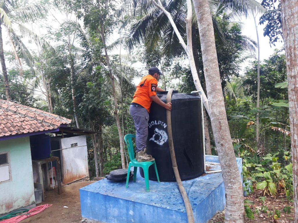 TRC BPBD Pangandaran melaksanakan suplai air bersih