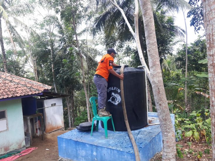 TRC BPBD Pangandaran melaksanakan suplai air bersih