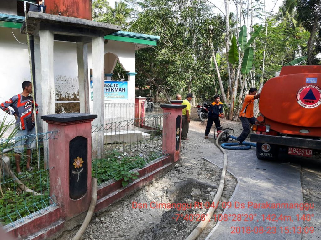 BPBD Pangandaran laksanakan suplai air bersih ke Desa Parakanmanggu.