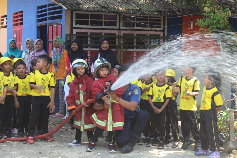 Praktik Penggunaan Alat Pemadam Kebakaran