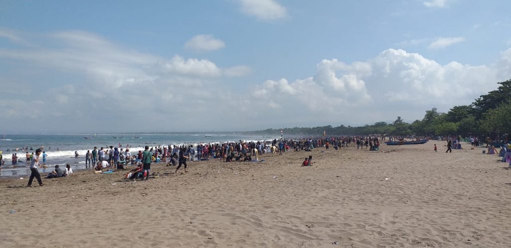 Wisatawan Memenuhi Pantai Pangandaran