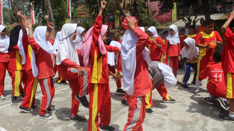 Sesi Trauma Healing di Luar Ruangan