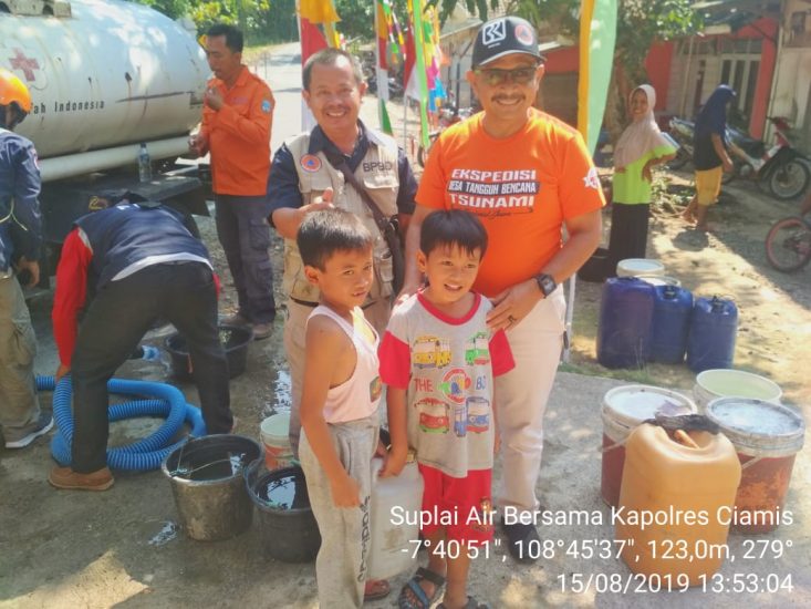 Masyarakat menerima suplai air bersih di Desa Bagolo