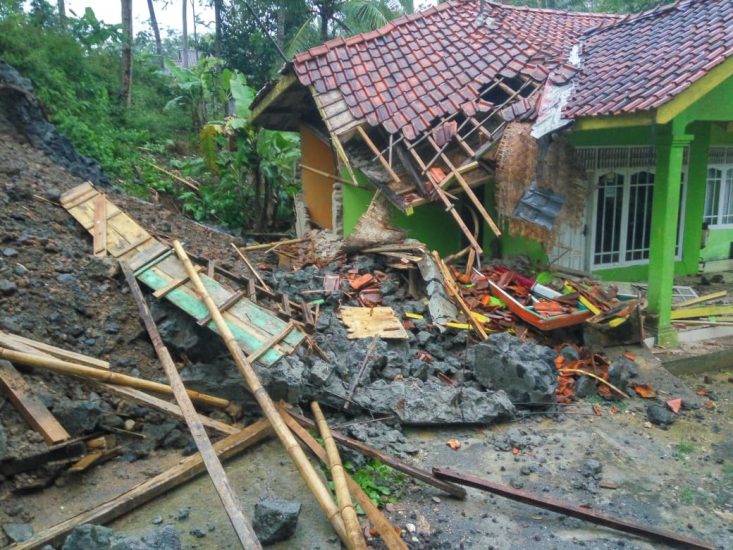 rumah terdampak kejadian tanah longsor di emplak