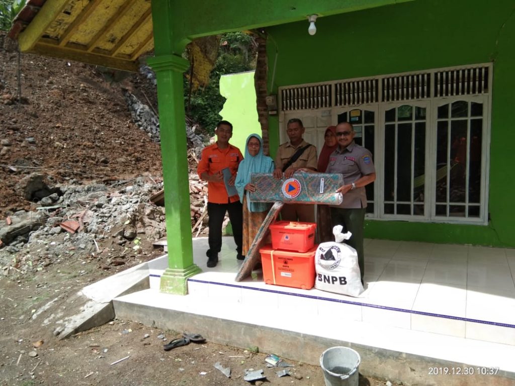 pemberian bantuan logistik di Emplak