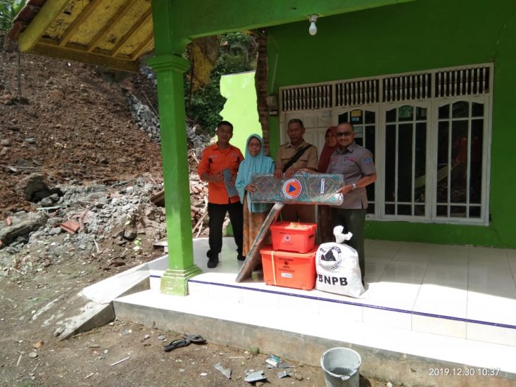 pemberian bantuan logistik di Emplak