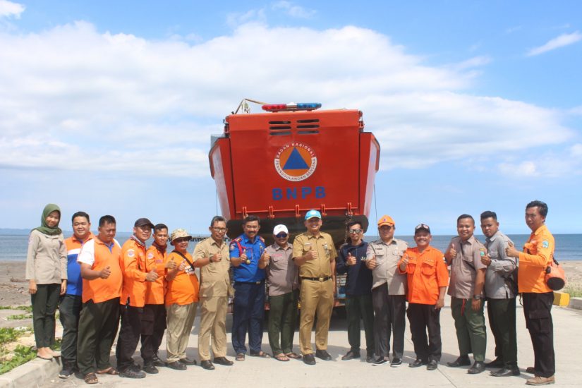 Foto bersama Kepala BPBD Kabupaten Pangandaran Drs. Kusdiana, MM