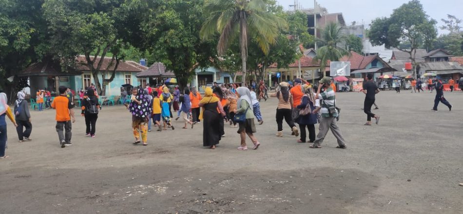 Kegiatan Tsunami Drill di Pantai Batukaras 