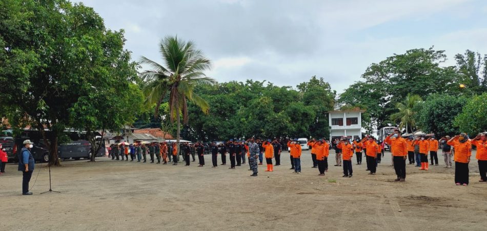 Bupati H. Jeje Wiradinata memimpin apel simulasi gempa dan tsunami