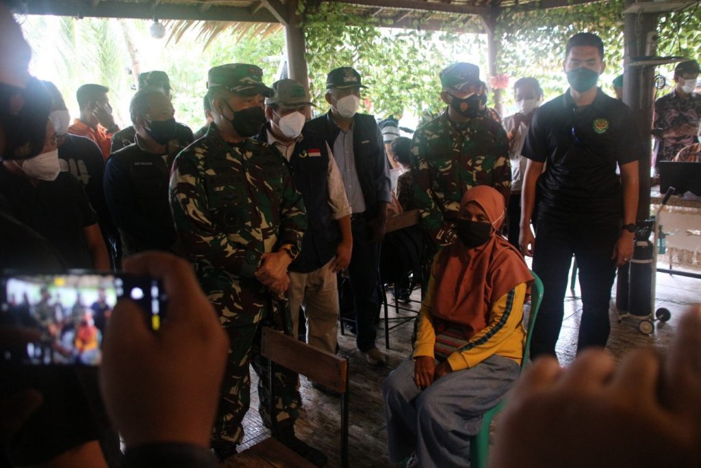 Pangdam Siliwangi Pantau Pemberian Vaksin untuk Masyarakat di Shane Josa Resort Batukaras